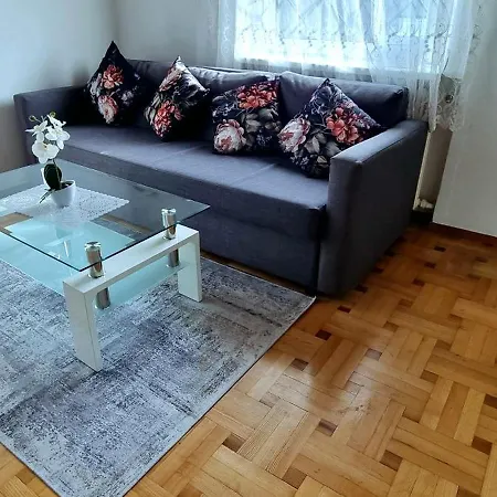 3 In - Free Parking - Self Check In Apartment *