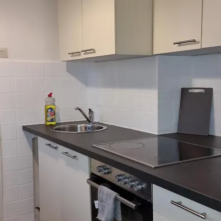 3 In - Free Parking - Self Check In Apartment *