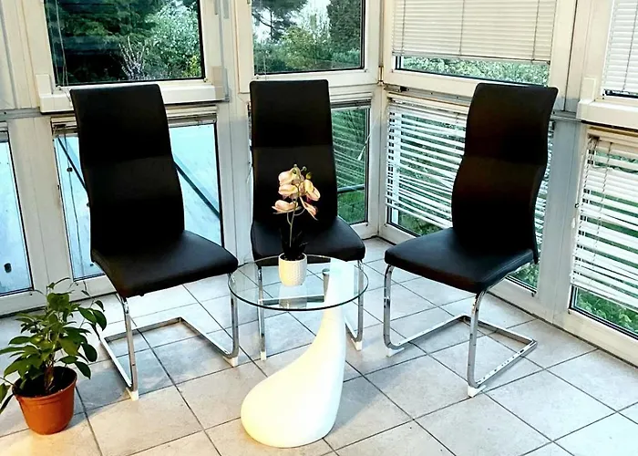 3 In - Free Parking - Self Check In